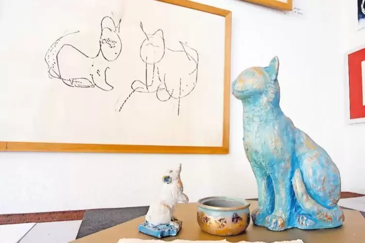 Bilder und Skulpturen: Die Katze steht im Mittelpunkt.