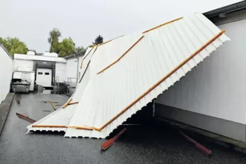 Der Sturm hat das Dach des Wasgau-Marktes in Glan-Münchweiler am Sonntag zum Teil abgedeckt. Der Markt war aber bereits gestern 