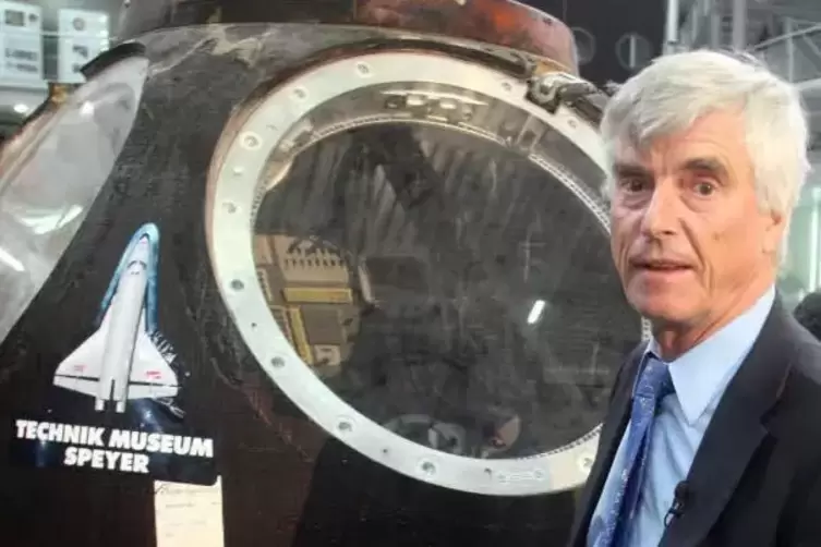 Gast mit Weltraumerfahrung: Astronaut Ulf Merbold im Mai 2010 im Technik-Museum Speyer. Die Raumkapsel Sojus TM-19, mit der er 1