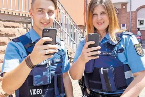 Isabel Pelegri und Felix Brandt berichten im Internet von ihren Einsätzen im Streifendienst. Der Fokus liegt dabei auf Kaisersla