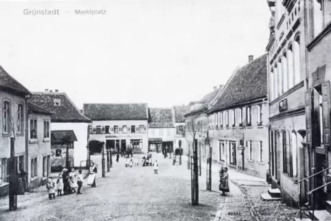 Der Schillerplatz um 1910: Hier wurde die Geschäftsfrau Anna Mehle umgebracht.