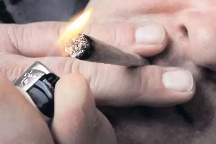 Für Polizisten tabu: Cannabis-Zigarette.