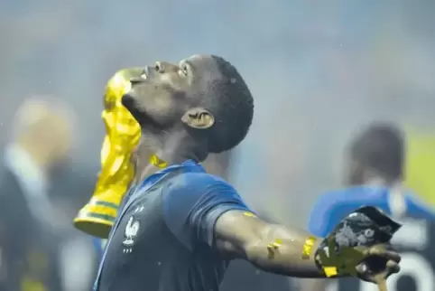 Frankreichs Weltmeister Paul Pogba feiert auf seine Art.