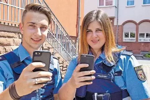 Berichten auf Instagram aus ihrem Alltag im Streifendienst: Felix Brandt und Isabel Pelegri.