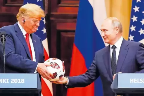 Kleine Geschenke erhalten die Freundschaft: Der russische Präsident Wladimir Putin überreicht US-Präsident Donald Trump in Helsi