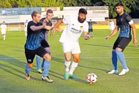 Tolga Barin (weiß), jetzt wird’s eng: Die Speyerer Daniel Bundus, Tobias Blasczyk und Maurizio De Vico (von links) rauschen hera