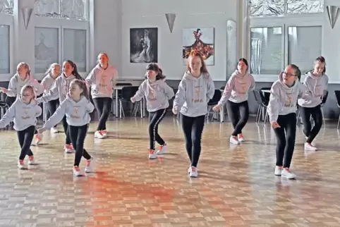 Gleich mehrmals mussten die Super Kids ihre Choreographie für das Video tanzen, sie wurden aus verschiedenen Perspektiven gefilm