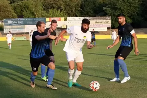 Tolga Barin (weiß), jetzt wird’s eng: Die Speyerer Daniel Bundus, Tobias Blasczyk und Maurizio De Vico (von links) rauschen hera