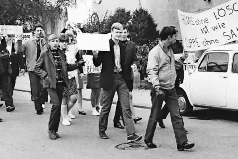 Demonstration in Kandel: Schüler der Realschule wollen ihren Chemielehrer Helmut Lösch behalten.