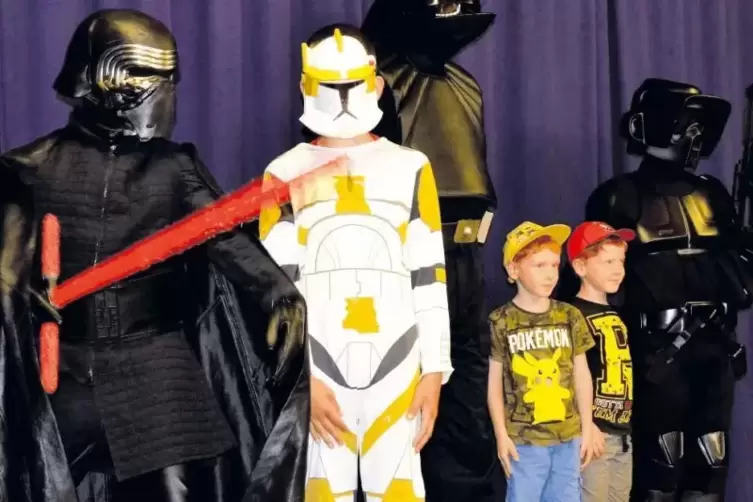 Nünschweiler gehört nun auch zum „Star Wars“-Imperium: Am Freitag übernahmen zur Freude der Kinder (und vieler Eltern), die an d