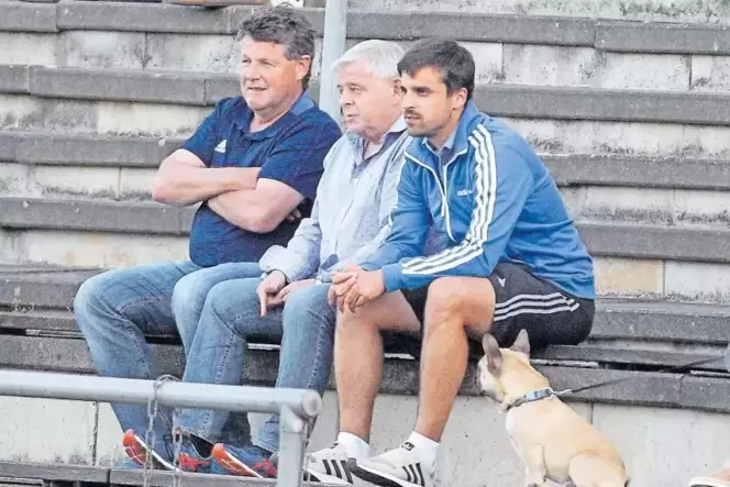 Wie der Vater so der Sohn: Göllheims Bürgermeister Dieter Hartmüller (links) trainierte einst RWO Alzey, Sohn Christoph (rechts)