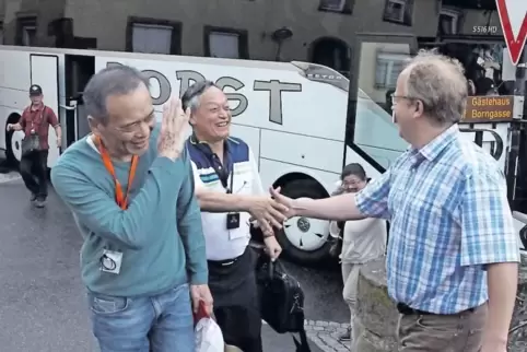 „Herzlich willkommen“: Weyhers Ortsbürgermeister Andreas Möwes (rechts) begrüßt Gäste aus Taiwan.