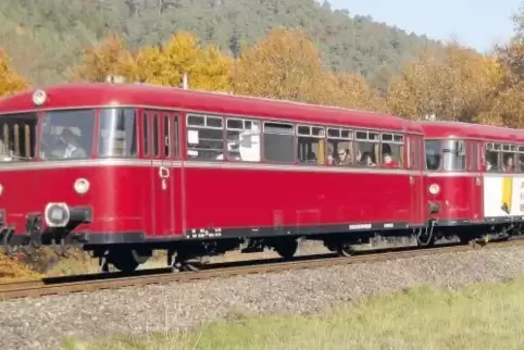 Der historische Schienenbus zwischen Hinterweidenthal und Dahn.
