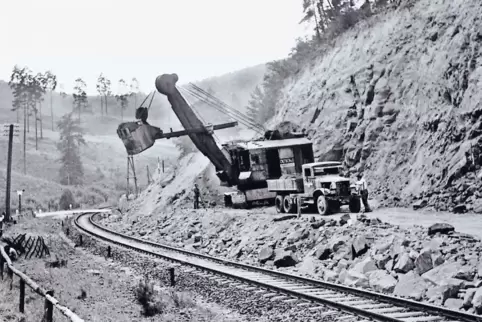 1955 wurde die B 10 auf eine neue Trasse unterhalb der Felsnase verlegt, die heute einen neuralgischen Punkt im Verlauf der Bund