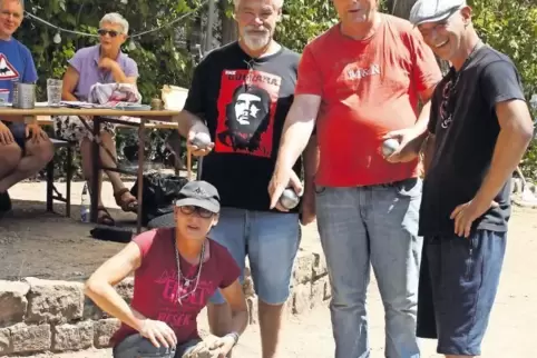 Die Teilnehmer hatten viel Spaß: Ute Schmitt (links) und Michael Concas (rechts) vom Team „Dusselbouler“ und Norbert Hebel (2. v