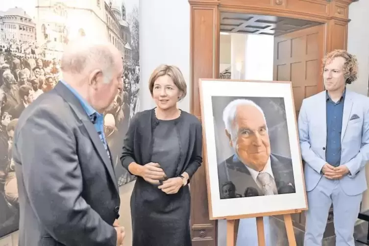 Erinnerung an Helmut Kohl: Maike Kohl-Richter übergibt das Porträt an den Vorstandsvorsitzenden der Stiftung Historisches Museum