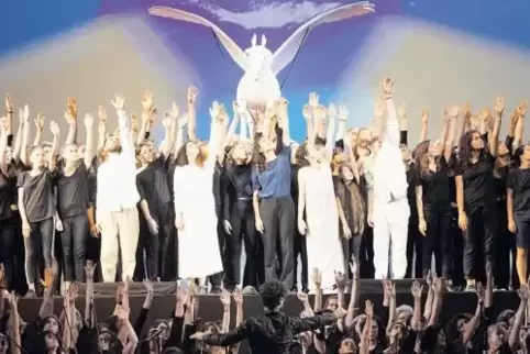 Über allem der geflügelte Pegasus, Sinnbild der Dichtkunst: die Schlussszene aus „Orfeo & Majnun“.