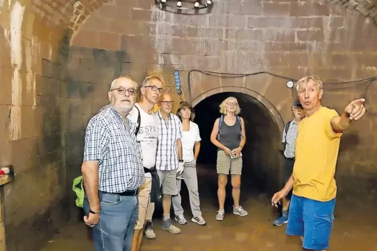 Da geht’s nicht mehr weiter: Rolf Gebert (rechts) deutet in Richtung des eingestürzten Tunnels.