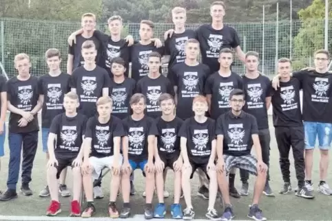 Hat den Aufstieg in die Landesliga geschafft: Die U17 der JSG Rodalben/Münchweiler. Zu sehen sind (hintere Reihe von links) Eman