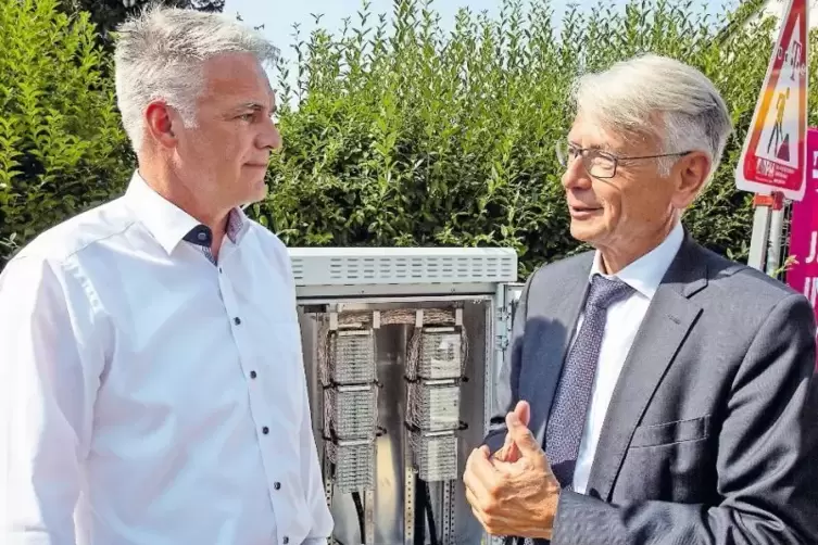 In der Kaiserslauterer Nordbahnstraße geht der Ausbau weiter: Thomas Müller von der Telekom im Gespräch mit Oberbürgermeister Kl