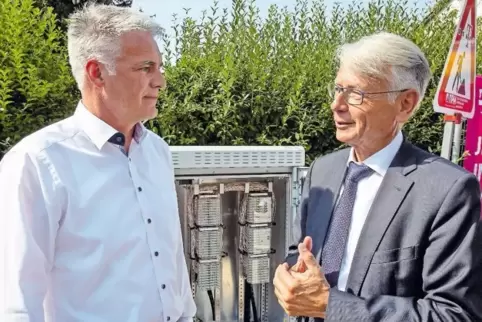 In der Kaiserslauterer Nordbahnstraße geht der Ausbau weiter: Thomas Müller von der Telekom im Gespräch mit Oberbürgermeister Kl