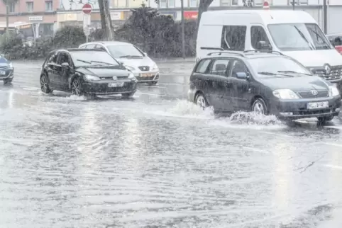 Ein Starkregen ging am 11. Juni über Kaiserslautern nieder, hier die Burgstraße.