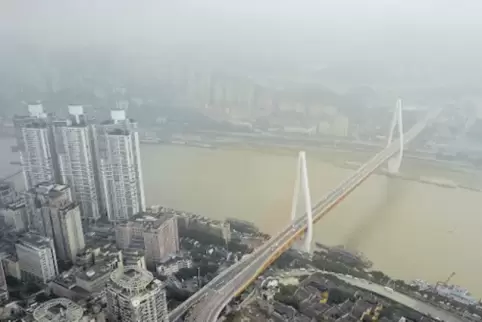 Blick auf das Gewerbegebiet der Metropole Chongqing.