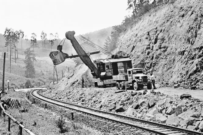 1955 wurde die B 10 auf eine neue Trasse unterhalb der Felsnase verlegt, die heute einen neuralgischen Punkt im Verlauf der Bund