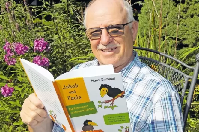 Vom historischen Vortrag zum Kinderbuch: Hans Gerstner mit seinem frisch gedruckten Mitmachbuch im heimischen Garten.