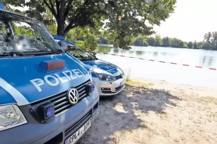 Im Dauereinsatz: die Polizei am Neuhofener Badesee Steinerne Brücke.