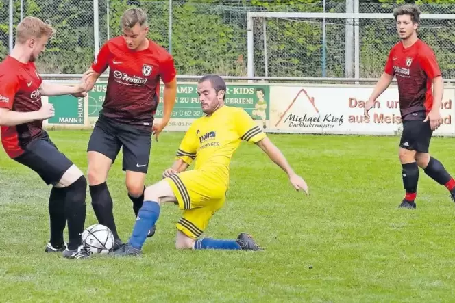 Torreich: FV Berghausen (rote Trikots) besiegt in der Vorbereitung FV Hanhofen 5:3.