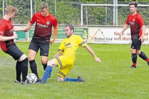 Torreich: FV Berghausen (rote Trikots) besiegt in der Vorbereitung FV Hanhofen 5:3.