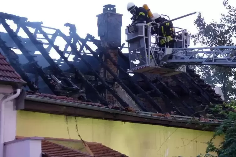Der Dachstuhl ist ausgebrannt, eine darunterliegende Decke eingestürzt. Foto: Feuerwehr 