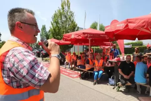 Bei Eberspächer in Herxheim hatte es am 3. Juli einen Warnstreik gegeben. Am Mittwochabend gab es eine Einigung.  Foto: Iversen