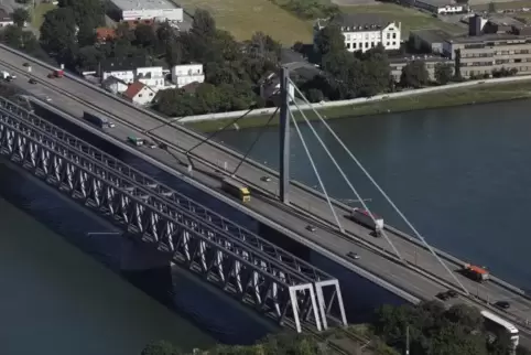 Noch fließt der Verkehr auf Bahn- und Straßenbrücke ungehindert. Mit Beginn der Sanierung werden lange Staus befürchtet. Luftbil