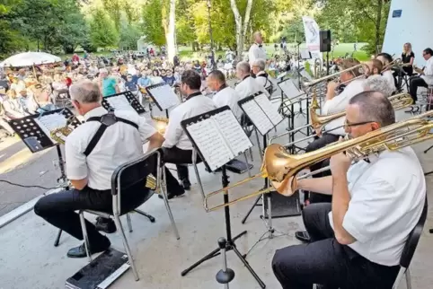 Eleganter Swing ist Trumpf: die Tuxedos im Lauterer Volkspark.