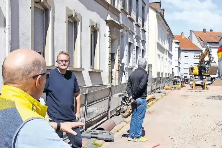 In der Elisenstraße: (von links) Michael Schieler, Markus Zwick und OB Bernhard Matheis geben Auskunft über den Baufortschritt.