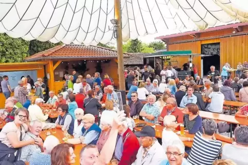 Gut behütet vom großen Fallschirm lässt es sich in Käshofen prima feiern.
