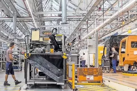 Lkw-Montage im Mercedes-Benz-Werk Wörth. Rechts Fahrerkabinen auf dem Band.