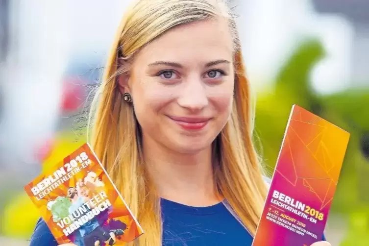 Bestens vorbereitet: Katharina Aures mit ihren Unterlagen für die Europameisterschaften der Leichtathleten in der deutschen Haup