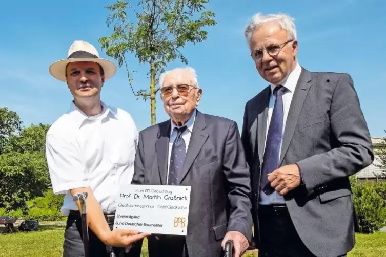 Vor dem frisch gepflanzten Baum: der 101-jährige Gründungsvater der Universität, Martin Graßnick, eingerahmt von Franz-Josef Zim