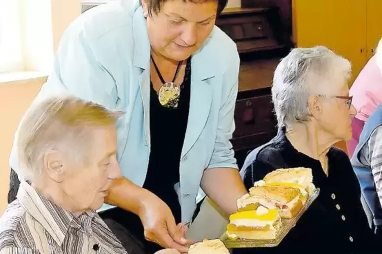 Gundi Rech-Linker beim Kuchenverteilen auf dem letzten Seniorennachmittag unter ihrer Leitung. Inzwischen lebt sie in der Nähe v