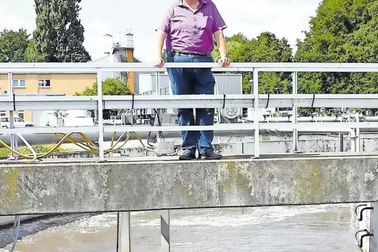 Kläranlagen-Chef Jens Rosenthal auf einer Brücke über dem Klärbecken. Hier landet im Normalfall das gesamte Wasser, das in die D