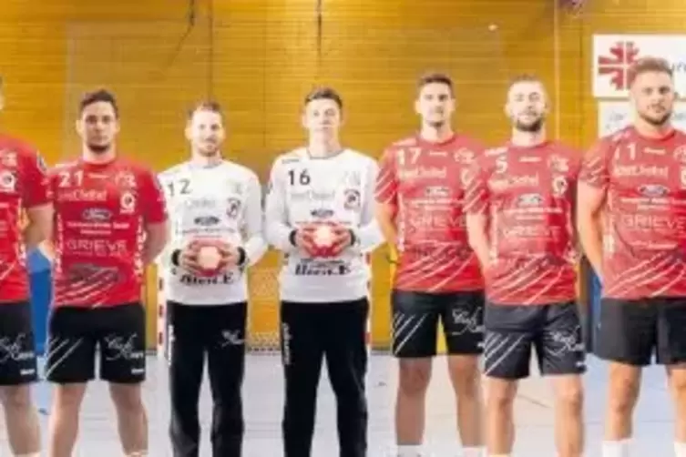 Bereit für die neue Pfalzliga-Saison: die Handballer der TS Rodalben. (Von links) Co-Trainer Hubert Hubele, Jonas Baumgart, Hend
