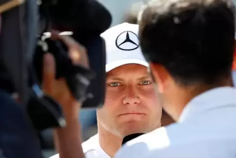 Valtterii Bottas ist glücklich – er bleibt bei Mercedes AMG.  Foto: DPA 
