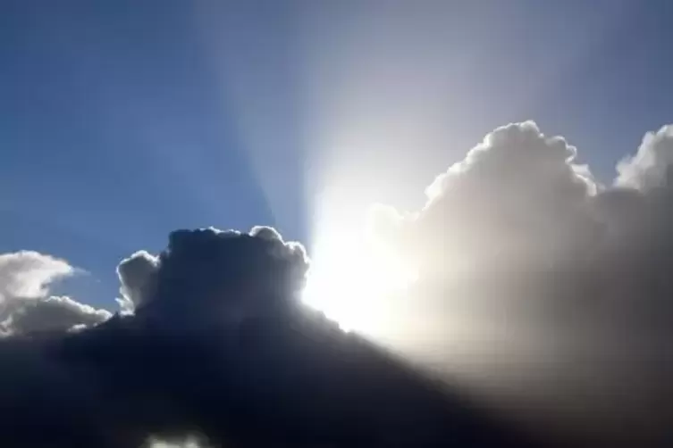 Die Sonne, die Wolken - sie werden beide am Samstag und Sonntag vertreten sein. Symbolfoto: DPA