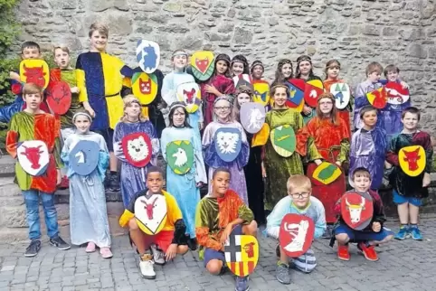 Stilecht gewandet und mit selbst bemalten Schilden: die 27 Teilnehmer der Rotary-Freizeit auf Burg Lichtenberg.