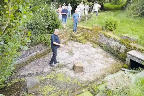 Seit 1999 fließt im ehemaligen Waschbrunnen, der sich aus zwei Quellen speist, wieder Wasser, erklärt Bürgermeister Karl-Heinz C
