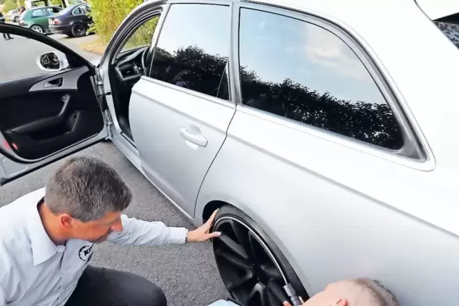 Manche Veränderungen sind bewundernswert: Thomas Schuster von Küs und ein Polizist kontrollieren ein Auto, dessen Fahrer selbst Manche Veränderungen sind bewundernswert: Thomas Schuster von Küs und ein Polizist kontrollieren ein Auto, dessen Fahrer selbst