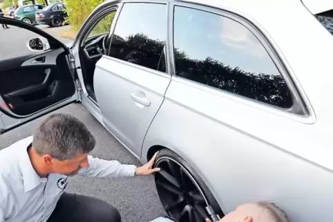Manche Veränderungen sind bewundernswert: Thomas Schuster von Küs und ein Polizist kontrollieren ein Auto, dessen Fahrer selbst 
